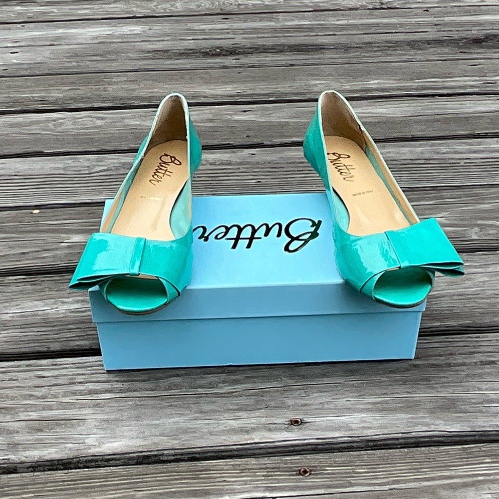NWT Butter Gell turquoise patent low wedge open toe shoes